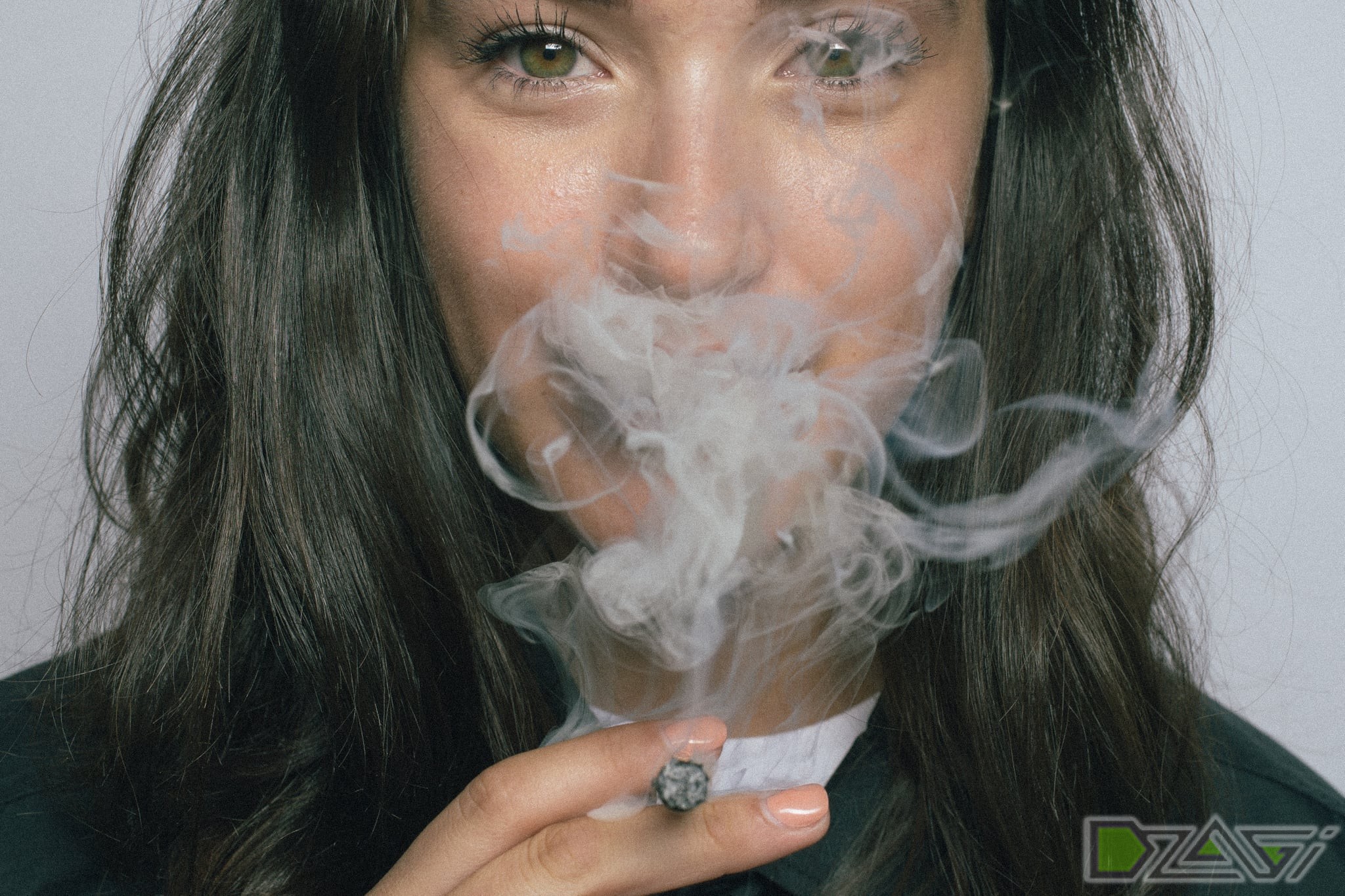 Жена курит марихуану